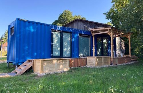 Scheuerfeld Casa | Tiny House im Seecontainer mit Parkplatz, Glasfaser, Netflix, Veranda und gehobener Ausstattung