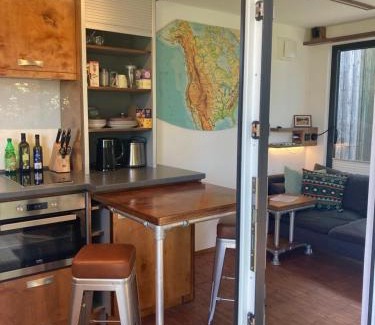 Scheuerfeld Casa | Tiny House im Seecontainer mit Parkplatz, Glasfaser, Netflix, Veranda und gehobener Ausstattung