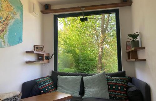 Scheuerfeld Casa | Tiny House im Seecontainer mit Parkplatz, Glasfaser, Netflix, Veranda und gehobener Ausstattung