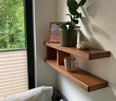 Scheuerfeld Casa | Tiny House im Seecontainer mit Parkplatz, Glasfaser, Netflix, Veranda und gehobener Ausstattung