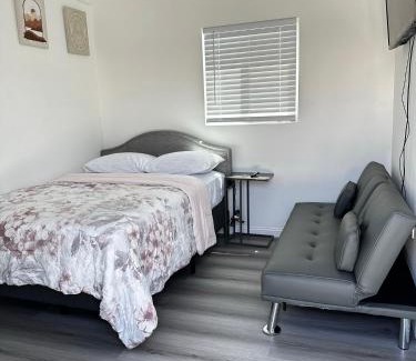 Moreno Valley Otro | Tiny house in the heart of MOVAL private freeparking Netflix