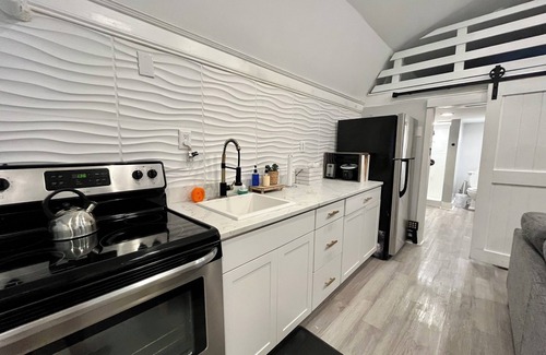 North Charleston Cabaña | Tiny house monthly rental with small office in central North Charleston with AC