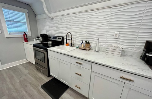 North Charleston Cabaña | Tiny house monthly rental with small office in central North Charleston with AC
