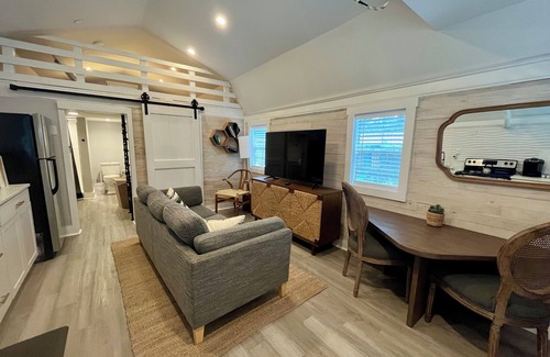 North Charleston Cabaña | Tiny house monthly rental with small office in central North Charleston with AC