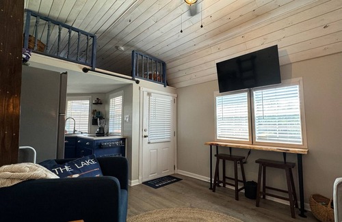 Lyman Cabina | Tiny house on Lyman Lake with hot tub