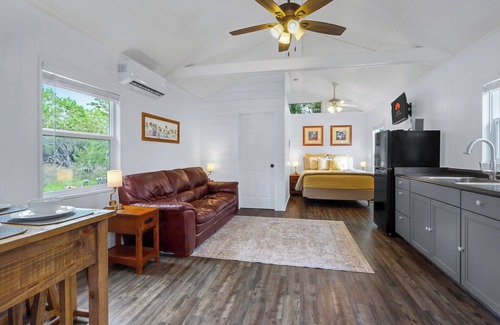 New Braunfels Casa | Tiny House on the Hill I Couples, stargazing