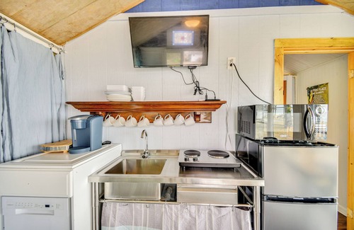 Albemarle Sound Cabina | Tiny House w/ Big Views: Cabin in Shiloh!