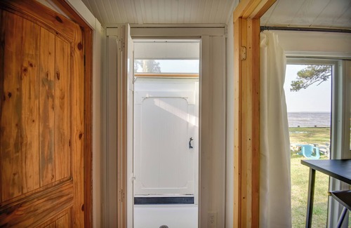 Albemarle Sound Cabina | Tiny House w/ Big Views: Cabin in Shiloh!