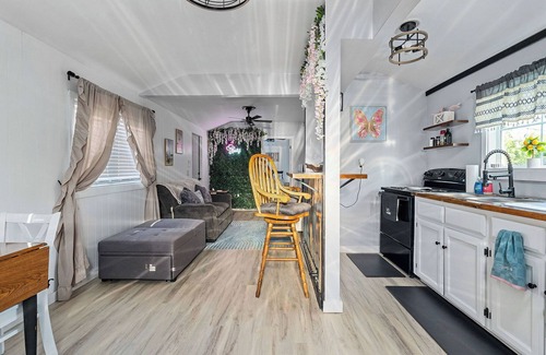 McMinnville Casa | Tiny House with lake view and large yard