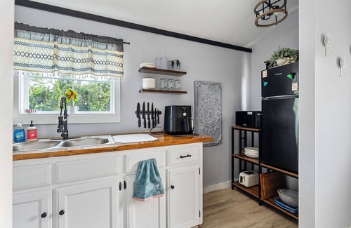 McMinnville Casa | Tiny House with lake view and large yard