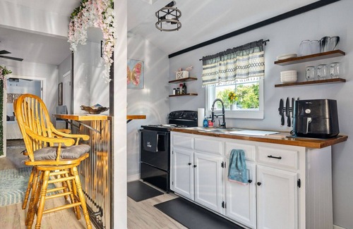 McMinnville Casa | Tiny House with lake view and large yard