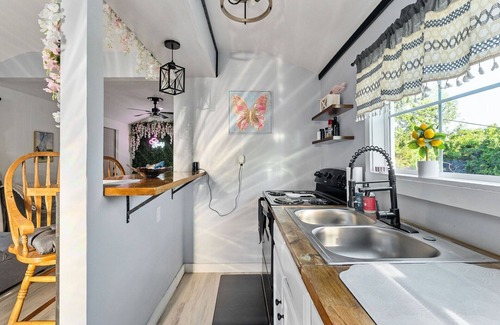 McMinnville Casa | Tiny House with lake view and large yard