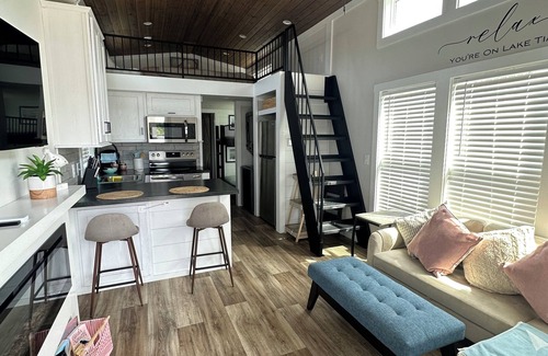 Sherrills Ford Cabina | Tiny Lakeside Retreat, sleeps 8. On Lake Norman for all the lake fun!