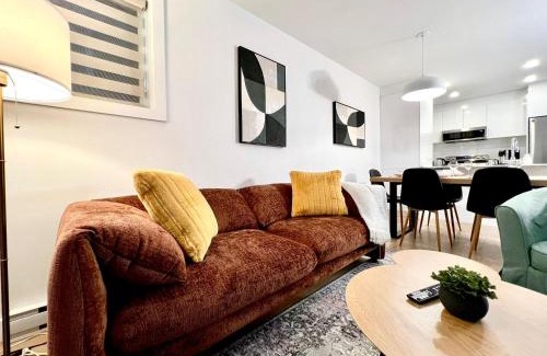 Longue-Pointe Apartamento | Tiny Penthouse Big Balcony Central & Cozy