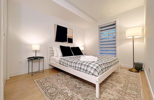 Longue-Pointe Apartamento | Tiny Penthouse Big Balcony Central & Cozy