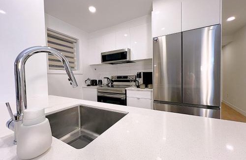 Longue-Pointe Apartamento | Tiny Penthouse Big Balcony Central & Cozy