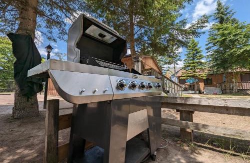 Wasaga Beach Casa | Tiny Wood Cottage 22