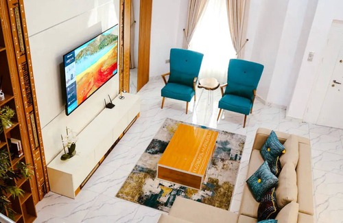Ofin Casa | Tire’s Sweet Luxury Home: 10 minutes to Lekki Conservation Center