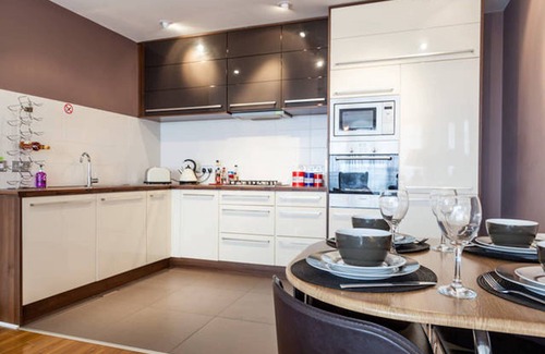 Titanic Quarter Apartamento | TITANIC: 150 + 5 Comentarios Excelentes para 7 huéspedes | 1 min a pie de la historia Titanic