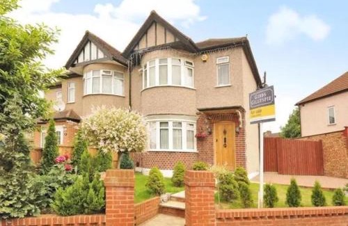 Manor Apartamento | TJ Homes - One double bed room with garden view - Next to tube station