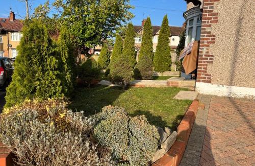 Manor Apartamento | TJ Homes - One double bed room with garden view - Next to tube station