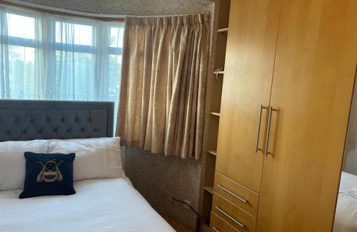 Manor Apartamento | TJ Homes - One double bed room with garden view - Next to tube station
