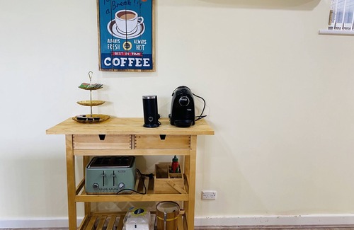 Novar Gardens Casa | TJ’s Retro Retreat between Glenelg and CBD
