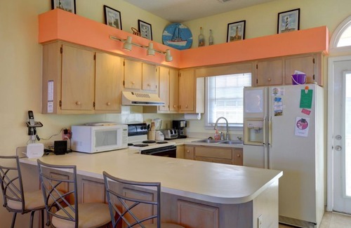 Holden Beach Casa | Plano de planta abierto y soleado: ¡traiga a su perro!