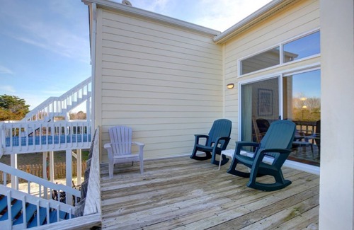 Holden Beach Casa | Plano de planta abierto y soleado: ¡traiga a su perro!