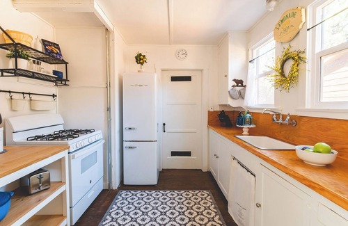Big Bear City Cabina | Toasty Marshmallow Cabin: 3b/2b Ideal Layout. Pets Ok. Spa. Games & Poker Table