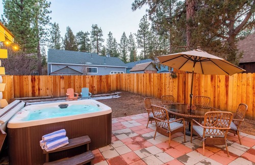 Big Bear City Cabina | Toasty Marshmallow Cabin: 3b/2b Ideal Layout. Pets Ok. Spa. Games & Poker Table