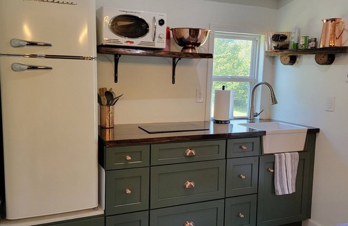 Westfield Cabina | Tobacco barn cabin with trails, fishing and hiking