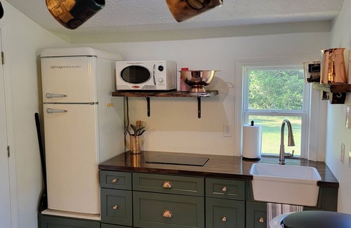 Westfield Cabina | Tobacco barn cabin with trails, fishing and hiking
