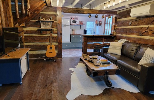 Westfield Cabina | Tobacco barn cabin with trails, fishing and hiking
