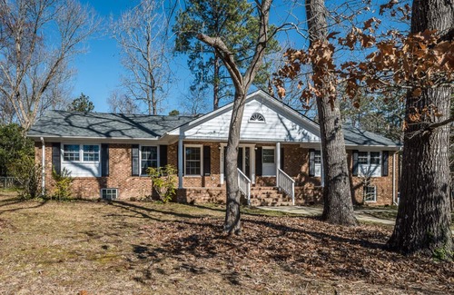 North Garrett Road Casa | Tobacco Road Retreat Near UNC & Duke campuses