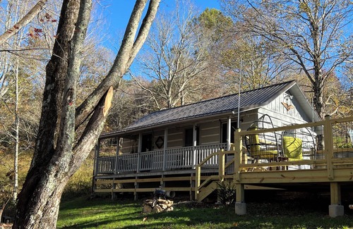 Laurel Springs Cabina | Tobe’s cabin, complete with EV hook up …nin the Alleghany mountains of NC
