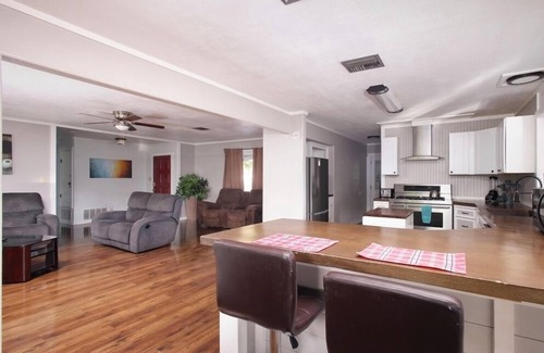 New Braunfels Casa | TOES UP!! 6 blocks from Schlitterbahn. 5 min. from Gruene, 5 min. from DT NB.