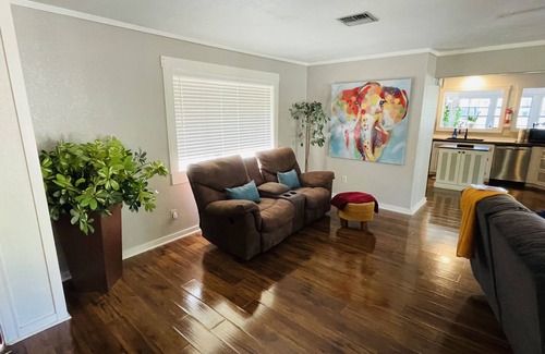 New Braunfels Casa | TOES UP!! 6 blocks from Schlitterbahn. 5 min. from Gruene, 5 min. from DT NB.