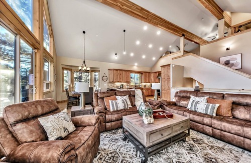 Montgomery Estates Casa | Toiyabe Luxury 6BR + Loft, 5BA, Spa,8 Min to Ski