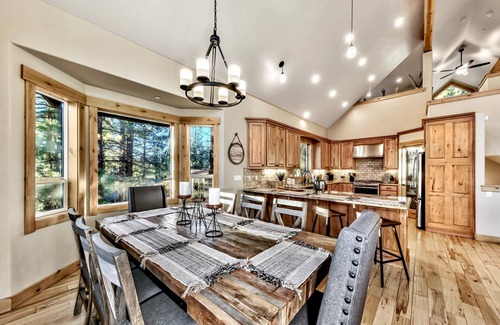 Montgomery Estates Casa | Toiyabe Luxury 6BR + Loft, 5BA, Spa,8 Min to Ski