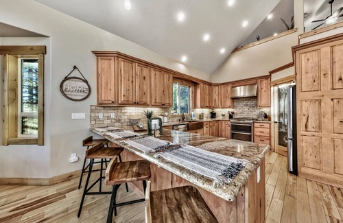 Montgomery Estates Casa | Toiyabe Luxury 6BR + Loft, 5BA, Spa,8 Min to Ski