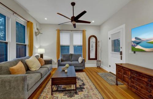 New Braunfels Casa | Tolle Haus: W/Pool & Firepit-Walk to Schlitterbahn, Comal Chutes & Downtown!