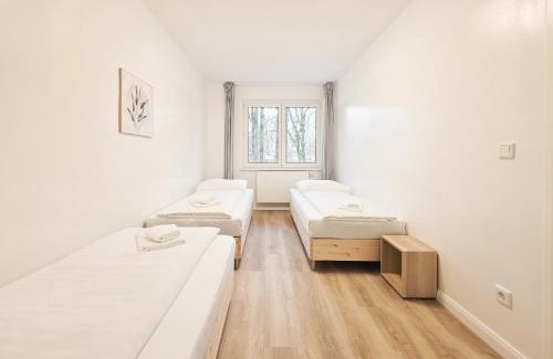 Heiligenhaus Apartamento | Tolstov Apartments - Monteurwohnung - 2 Schlafzimmer - Wohnzimmer - Küche - Balkon - Waschmaschine - 25 Min zur Messe DUS