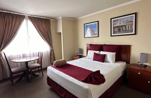 Santa Ana Hotel | Tolteka Plaza