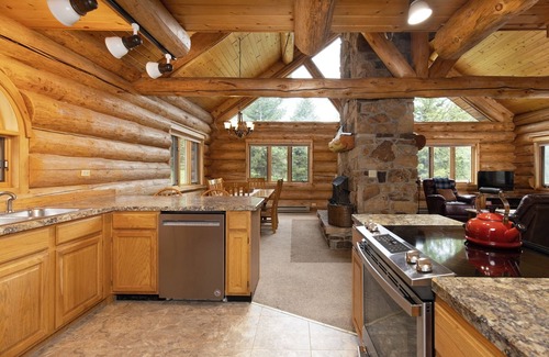 Gallatin Gateway Cabina | Tom's Big Sky Cabin - Close to the Gallatin River, hiking, and Yellowstone!