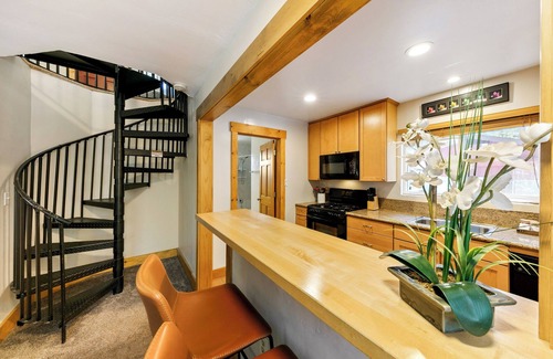 South Lake Tahoe Cabina | Tommy Tee's Forest Cottage: Hot Tub, Close to Lake & Skiing