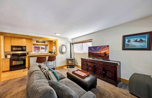 South Lake Tahoe Cabina | Tommy Tee's Forest Cottage: Hot Tub, Close to Lake & Skiing