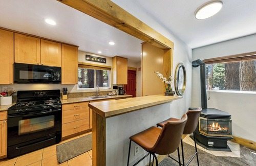 South Lake Tahoe Cabina | Tommy Tee's Forest Cottage: Hot Tub, Close to Lake & Skiing