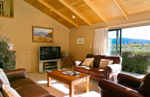 Turangi Villa | Tongariro Lodge Villa