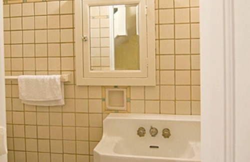 Downtown San Francisco Cabina | Tony Bennett Suite, Charming Private Suite with balcony in lovely San Francisco